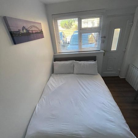 Fantastic Studio, Private Bathroom And Mini Kitchen. Thamesmead  エクステリア 写真