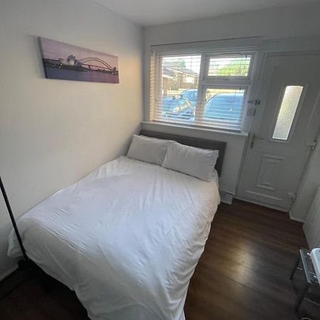 Fantastic Studio, Private Bathroom And Mini Kitchen. Thamesmead  エクステリア 写真