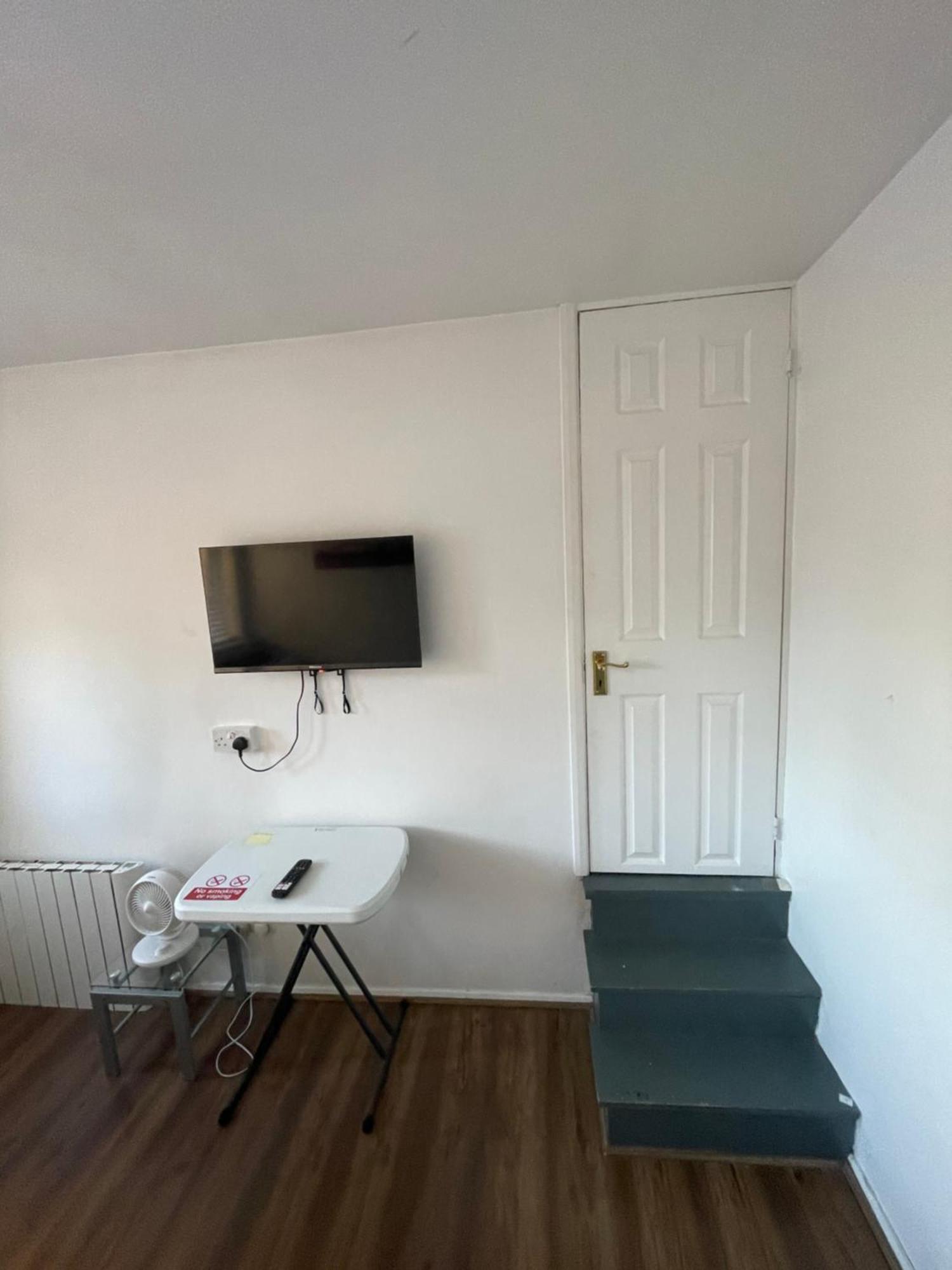 Fantastic Studio, Private Bathroom And Mini Kitchen. Thamesmead  エクステリア 写真
