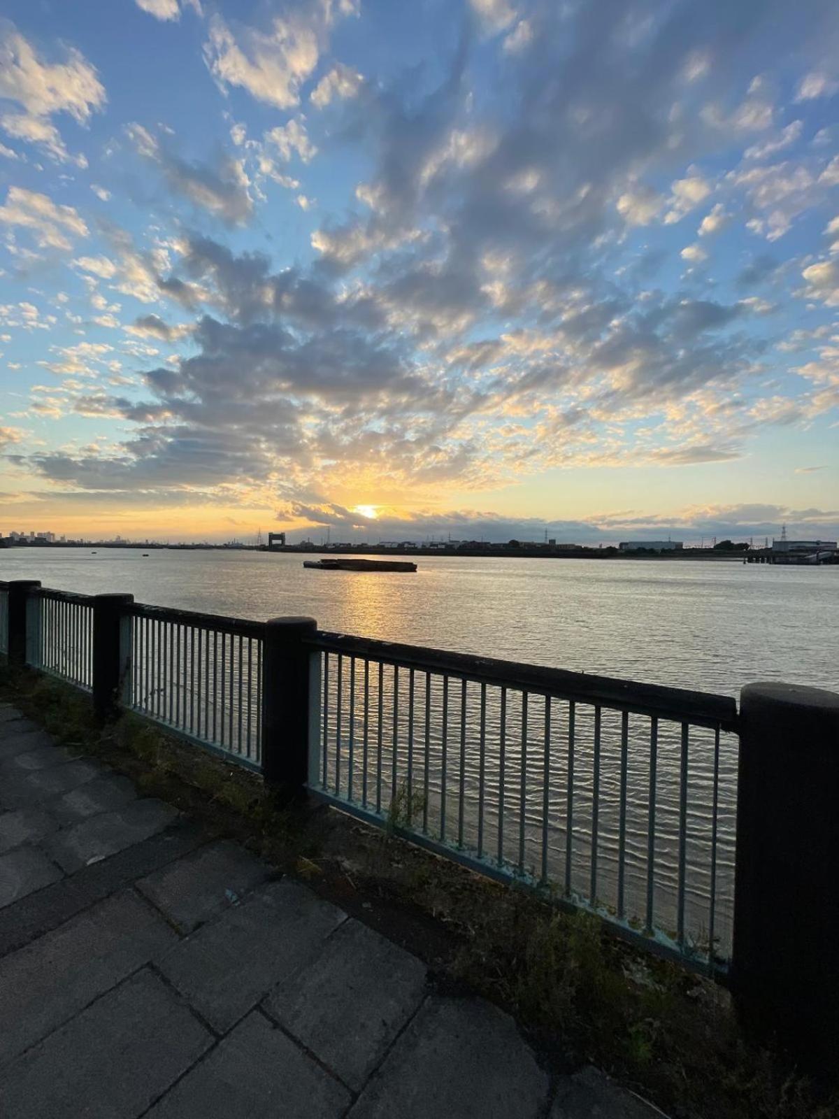 Fantastic Studio, Private Bathroom And Mini Kitchen. Thamesmead  エクステリア 写真