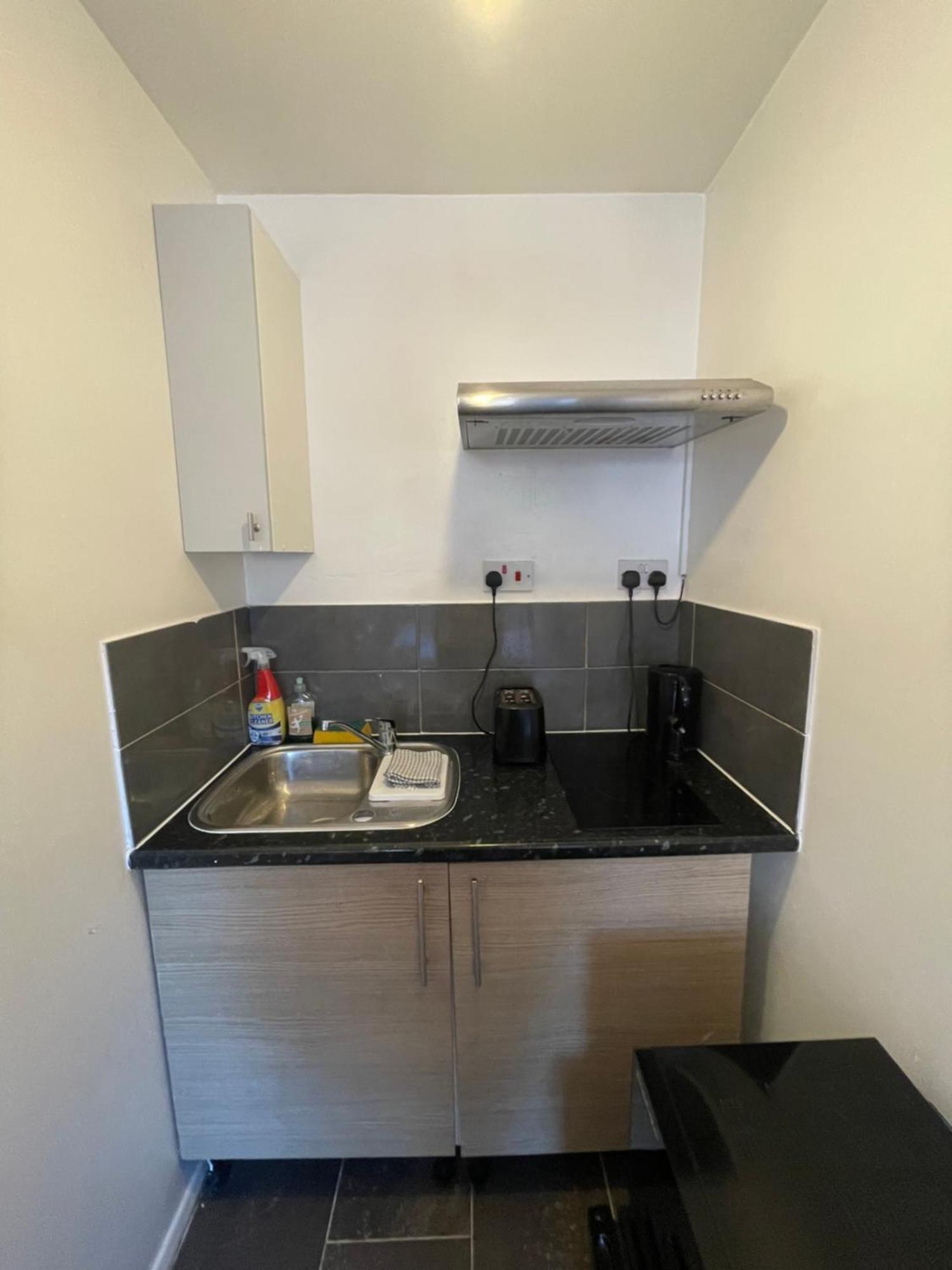 Fantastic Studio, Private Bathroom And Mini Kitchen. Thamesmead  エクステリア 写真